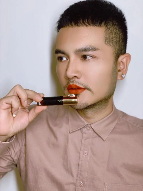 梦见男人涂口红是什么意思