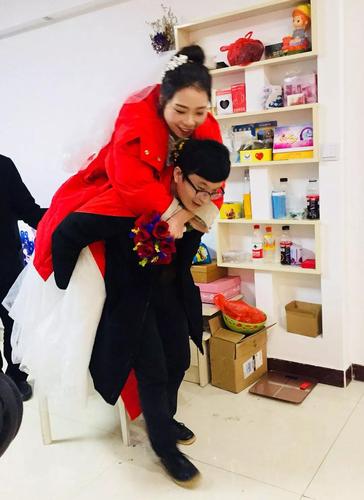 妹妹结婚哥背着上车好吗