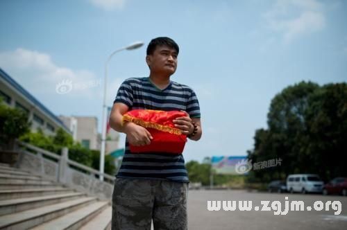 梦见拿骨灰盒