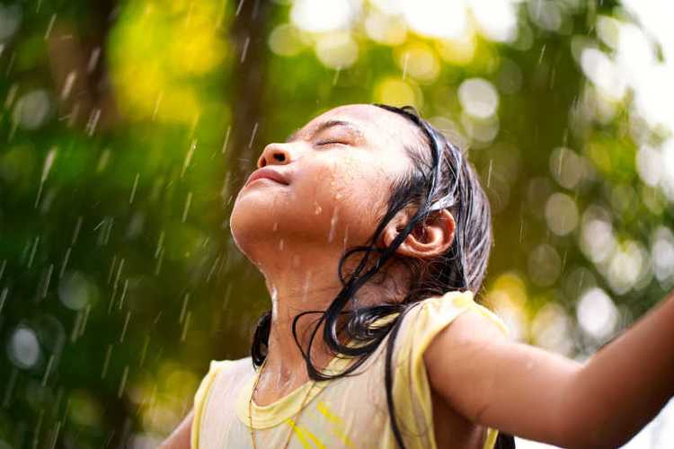女生意人梦到被雨淋