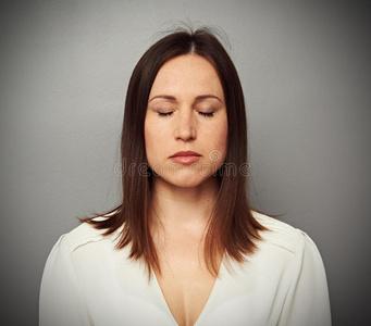 眼窝深陷的女人遇事沉着冷静吗