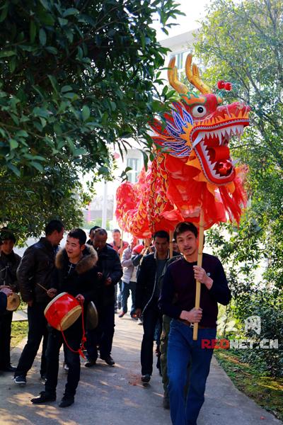 梦见过年耍龙灯是什么意思?