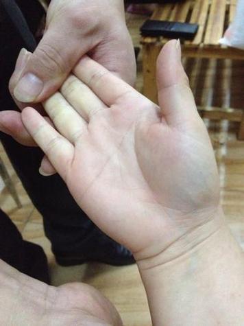 女人右手通贯手什么意思