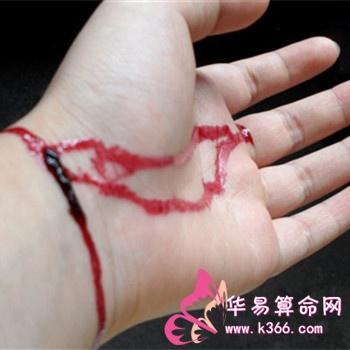 梦见自己被别人割手腕,为什么我晚上睡觉,梦见自己割腕,流血,而且没痛,伤口是一个很大
