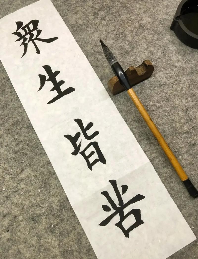 辛巳日男命注定争妻是什么意思