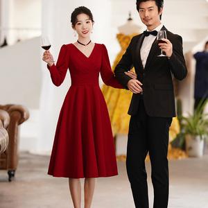 订婚新娘穿红色新郎要穿什么颜色