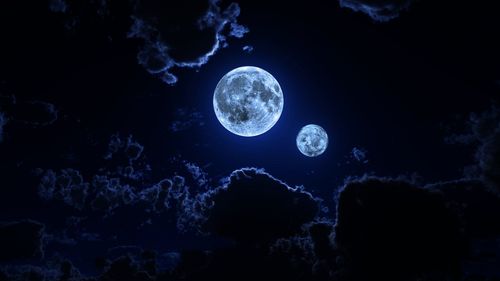 两个月亮