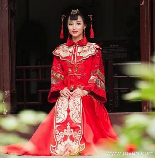 梦见穿红色礼服