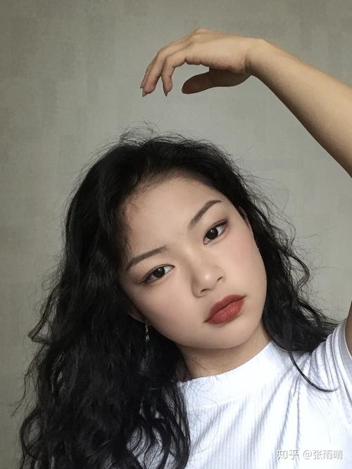 丹凤眼的女孩给人的感觉