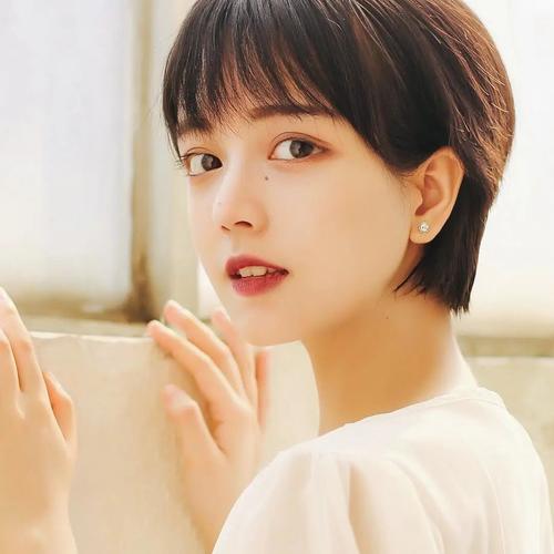 女生额头小适合什么发型?