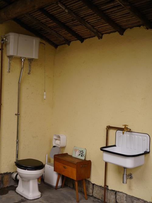 梦见茅房、茅屋 周公解梦之梦到茅房、茅屋