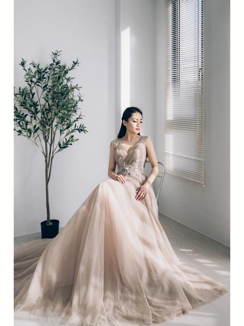 梦见自己结婚穿白色婚纱