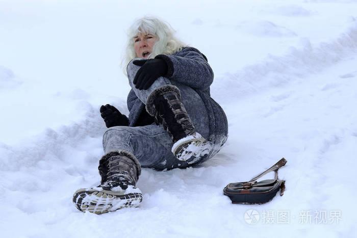 梦见雪地滑倒怎么回事