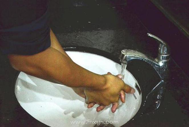 女人梦见自己手上沾屎很臭