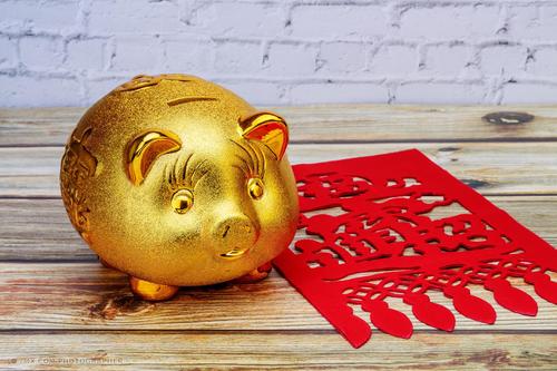 揭秘2019金猪年涧下水命人的财运和桃花运