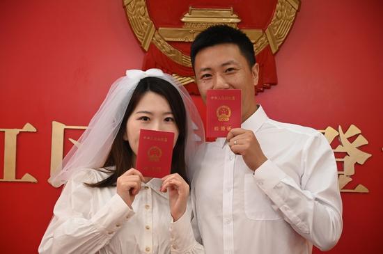 2020年农历三月属牛哪一天领结婚证好?领证要带什么材料?