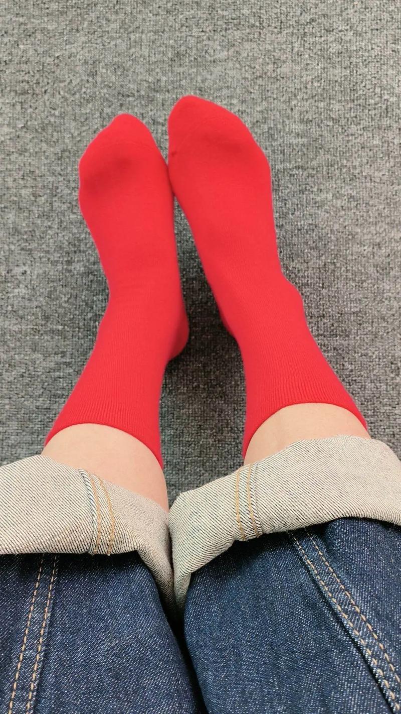 梦见穿红袜子周公解梦,梦见穿红袜子是什么意思?
