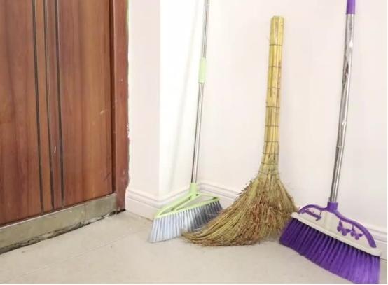 扫把摆放在这些地方容易引脏东西进屋