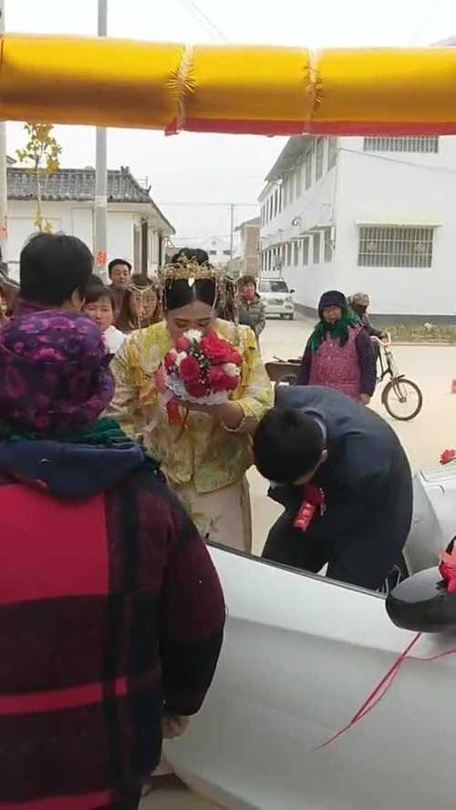 扶新娘进门的人是谁