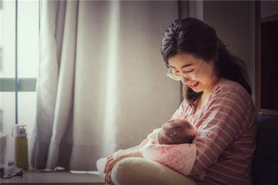 梦见小孩子在吃奶，梦见喂奶