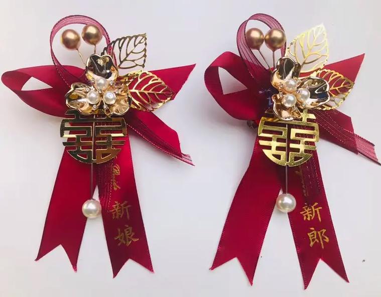新郎的胸花出门就带吗