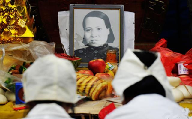 梦见别人抬棺材埋死人
