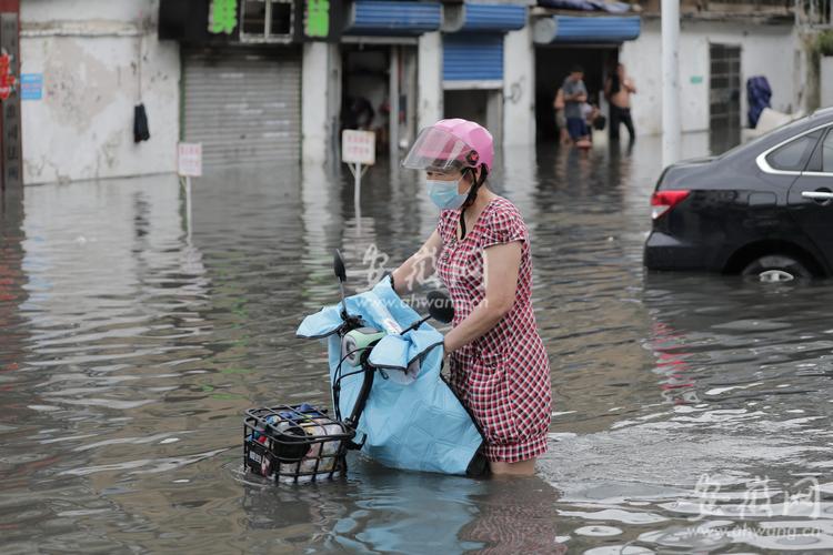 梦见大雨成河把路淹了
