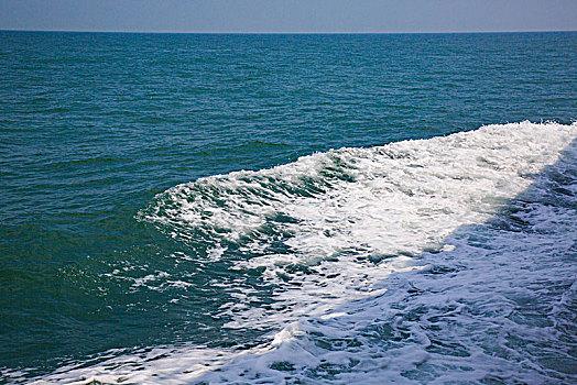 女人梦见大海海浪翻滚,女人梦见大海在海上飞有什么寓意