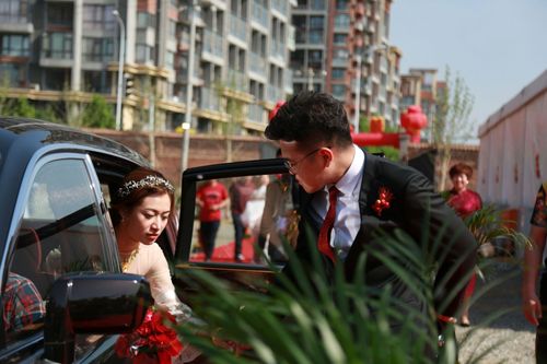 婆家搀扶新娘下车的人