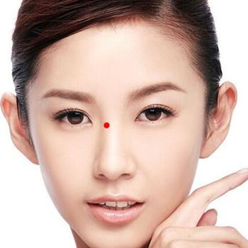 金口灵断——女人面相,鼻子低陷者,决断力不足,遇事犹豫不决,遇到困难就易退缩,放