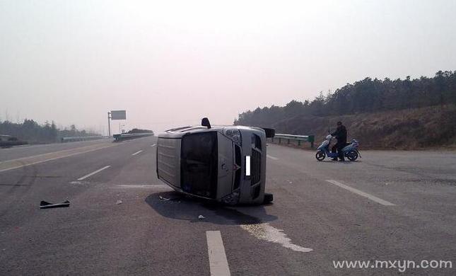 周公解梦翻车 周公解梦翻车翻到稻苗地里
