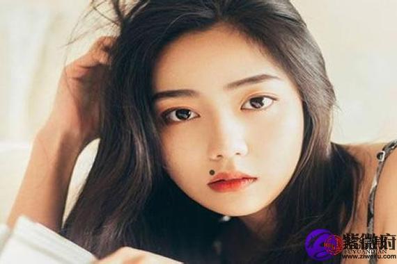 右嘴上唇边有痣的女人