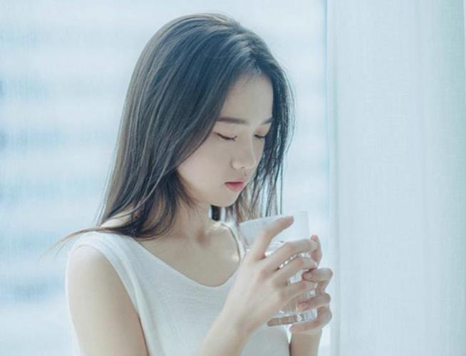 公共环境中永远不表露真实情感的生肖女