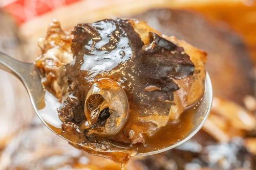 敢吃下去吗?突然梦见死人做饭给我吃