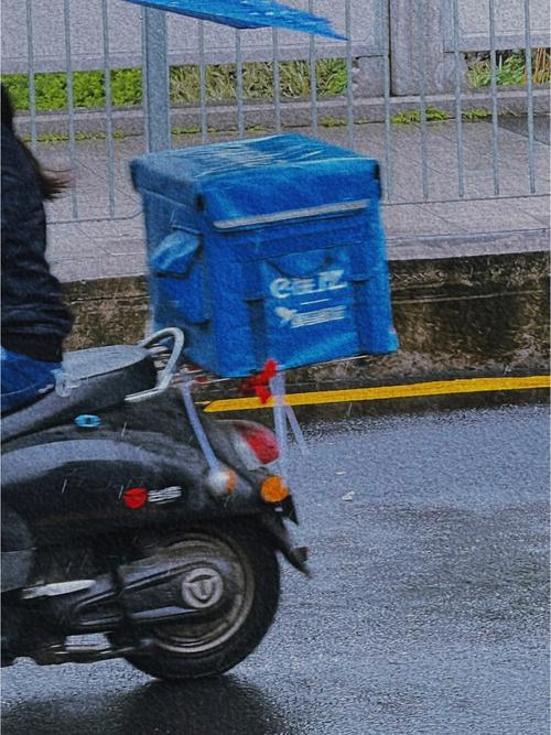 梦见爬山下雨了