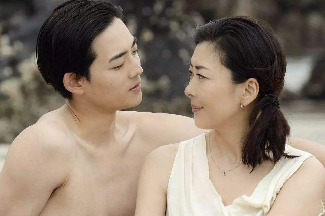 八字会姐弟恋的女人有什么特征